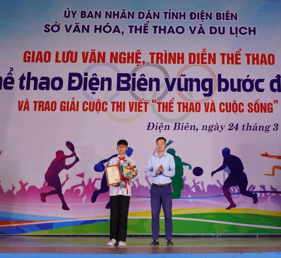 Đại diện Ban Tổ chức trao giải “Truyền cảm hứng” cho em Phạm Quang Bảo An, MM886 slot game, bắn cá, lô đề, đá gà lớp 8C3 Trường THCS Tân Bình – tác giả nhỏ tuổi nhất đạt giải tại cuộc thi. vinh-danh.jpg