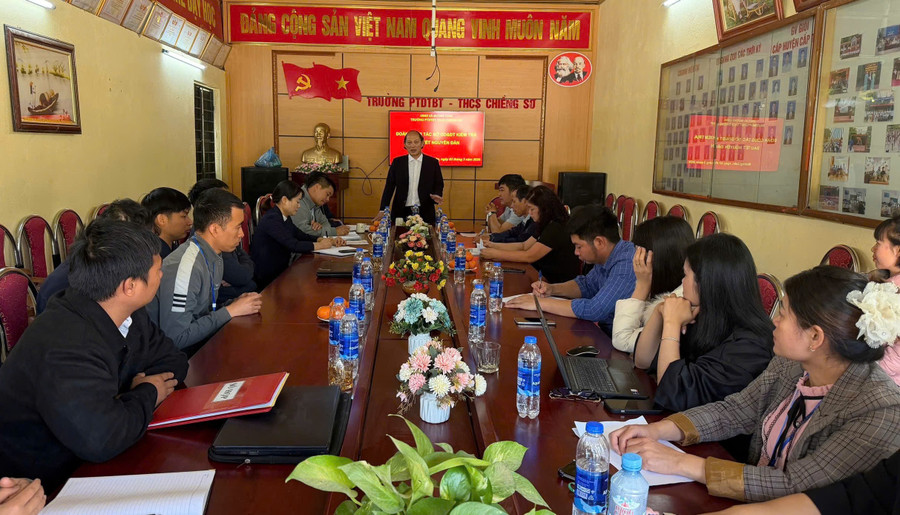 Ông Cù Huy Hoàn - Phó Giám đốc Sở GD&ĐT tỉnh Điện Biên (người đứng giữa, chủ trì buổi làm việc). bau-cu-db-2.jpg