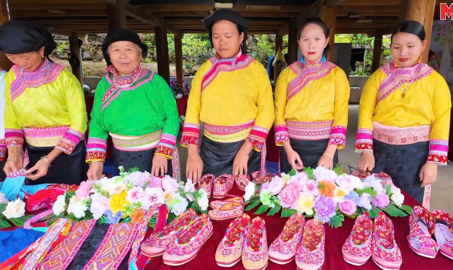 Học viên người Hoa (Xạ Phang) bên những sản phẩm thêu thùa tinh sảo do chính giam-ngheo-muong-tung-81.jpg