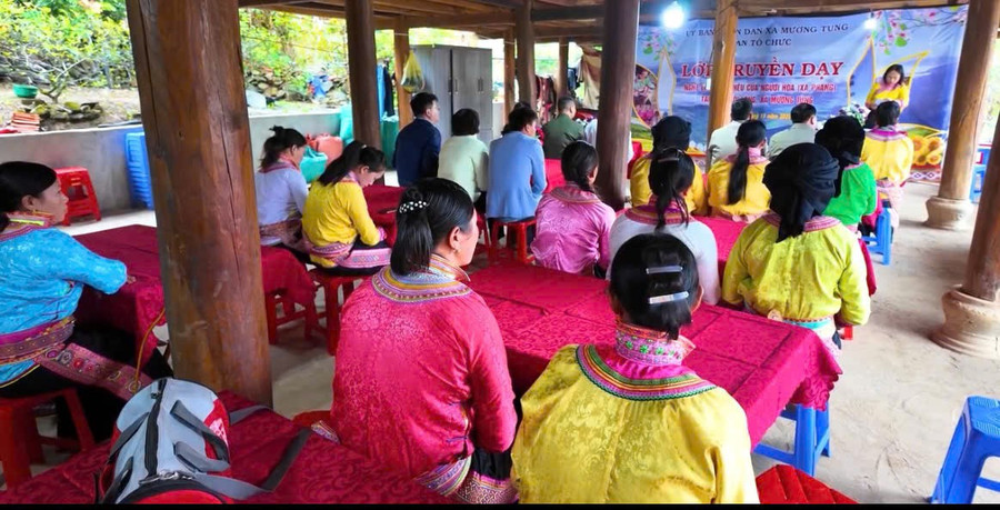 Đông đảo hội viên phụ nữ trong xã mạnh dạn đăng ký theo học lớp truyền dạy nghề thêu của người Hoa. giam-ngheo-muong-tung-83.jpg