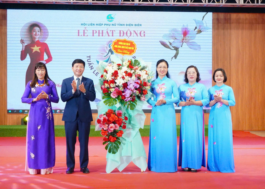 Ông Mùa A Vảng tặng hoa chúc mừng tại Lễ phát động. tuan-le-ao-dai-1.jpg
