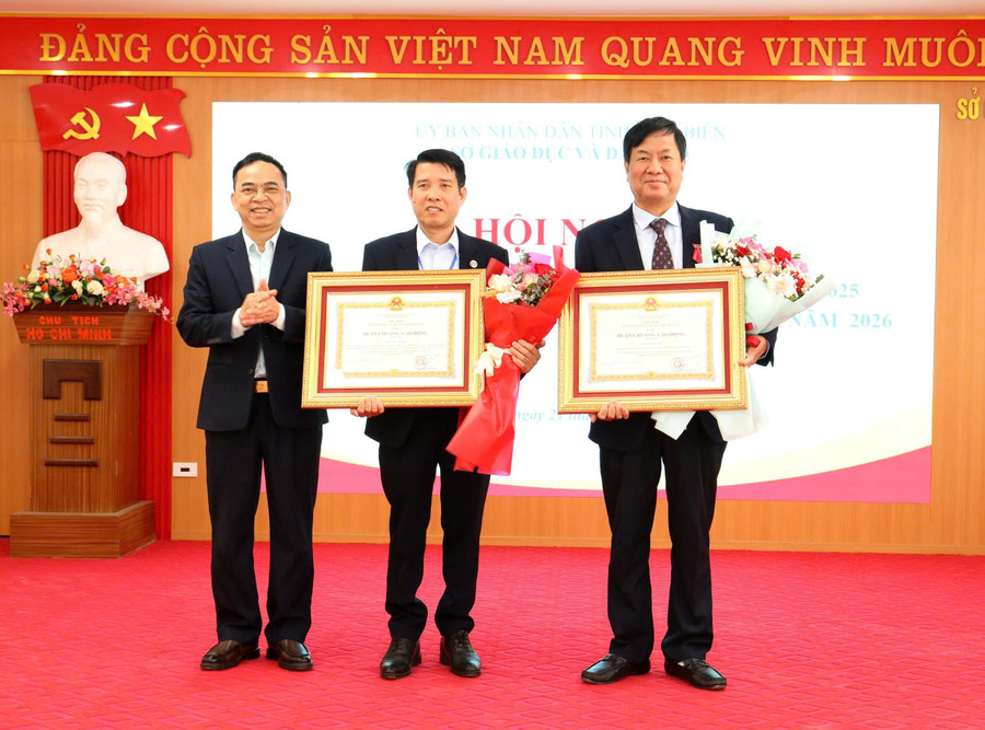 Ông Nguyễn Văn Đoạt (bên trái) trao Huân chương Lao động cho 2 cá nhân. dien-bien-gd-1.jpg