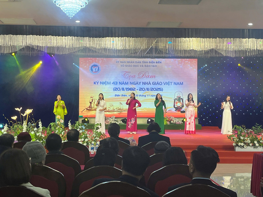 Tiết mục văn nghệ chào mừng kỷ niệm.