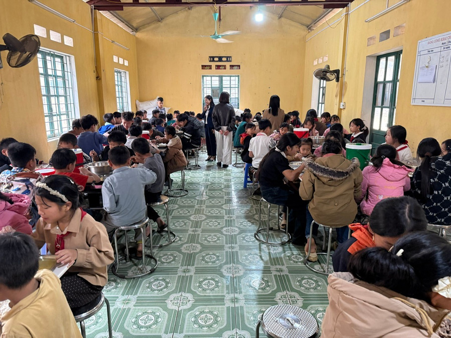 Phòng ăn chật chội tại khu vực bán trú Trường TH&THCS Na Lốc, xã Bản Lầu (tỉnh Lào Cai). lao-cai-noi-tru-1.jpg