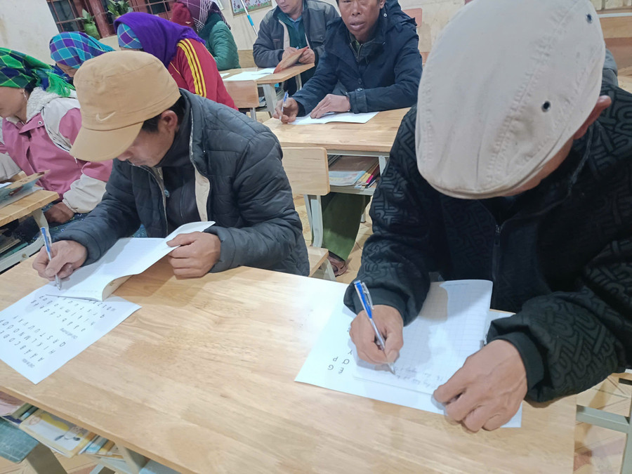 Các học viên cao tuổi cần cù tập viết tại lớp học xóa mù thôn Sản Sín Pao, xã Sín Chéng. xoa-mu-sinchenglc-2.jpg