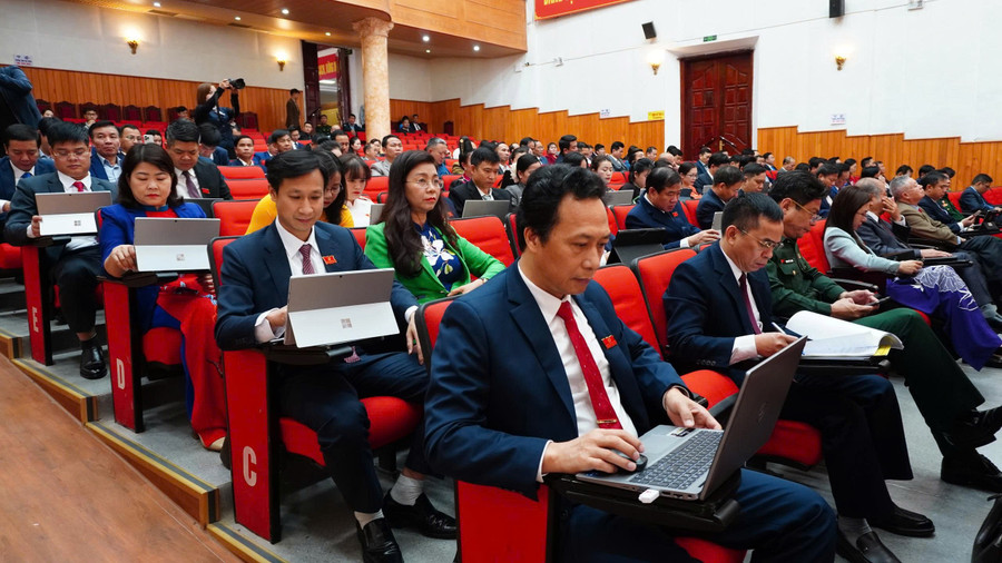 Các đại biểu dự họp và thông qua Nghị quyết. cs-giao-duc-1.jpg