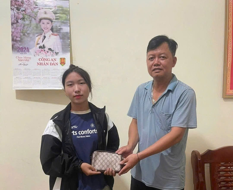Thầy Phạm Ngọc Nguyễn (bên phải) trao trả lại ví kèm tài sản, giấy tờ tùy thân cho người đánh rơi tại trụ sở 88MM88 kèo WC hôm nay xã Mường Nhé.