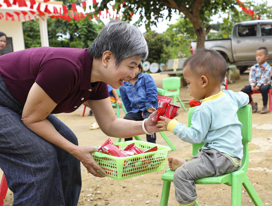 Nhà báo Dương Thanh Hương - Phó Tổng Biên tập Báo Giáo dục và Thời đại trao quà động viên MM886 slot game, bắn cá, lô đề, đá gà nghèo xã Tìa Dình, tỉnh Điện Biên.