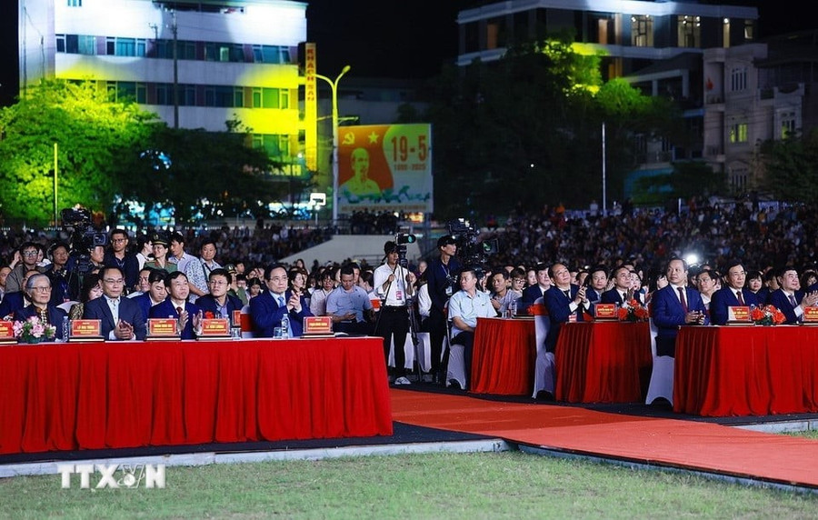 Các đại biểu dự lễ khai mạc. hoa-ban.jpg