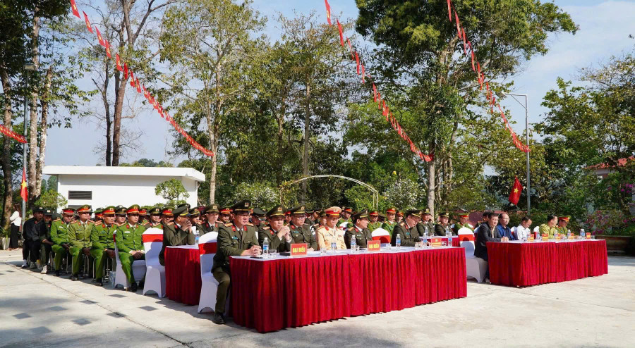 Các đại biểu cùng đông đảo cán bộ, chiến sĩ lực lượng vũ trang tham gia Lễ phát động. tet-trong-cay-2.jpg