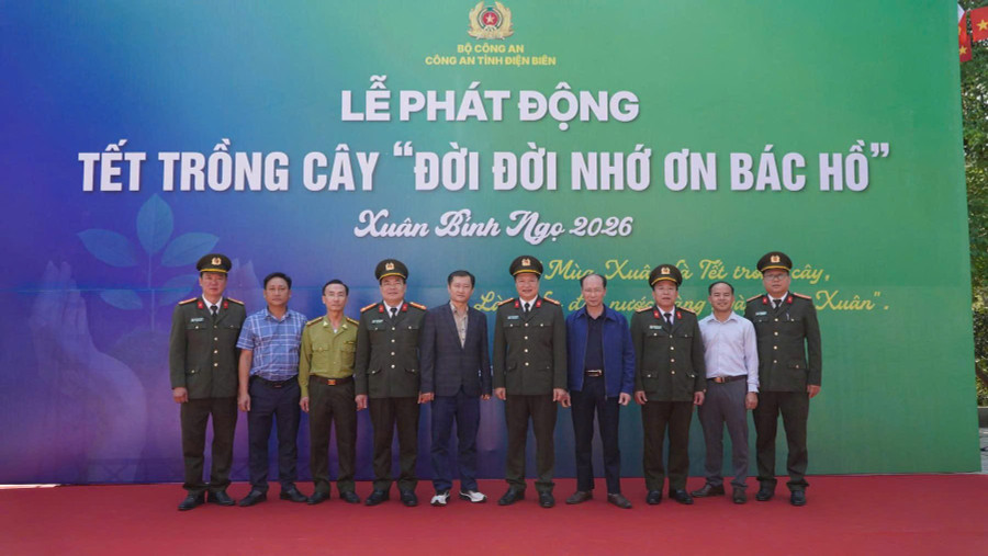 Đại tá Lù Minh Phương (thứ 5 tính từ bên phải) cùng lãnh đạo Sở Nông nghiệp và Môi trường, cấp ủy, chính quyền xã Mường Phăng chụp ảnh lưu niệm trong lễ phát động Tết trồng cây. tet-trong-cay.jpg