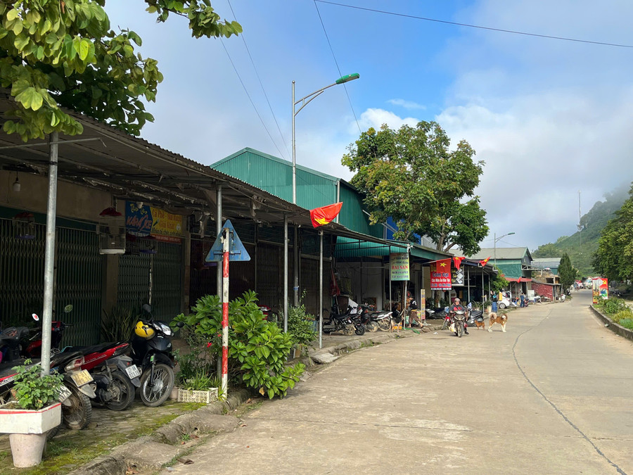 Nhân dân xã biên giới Mường Nhà mở rộng hoạt động kinh doanh, buôn bán. dau-tu-ha-tang-3.jpg