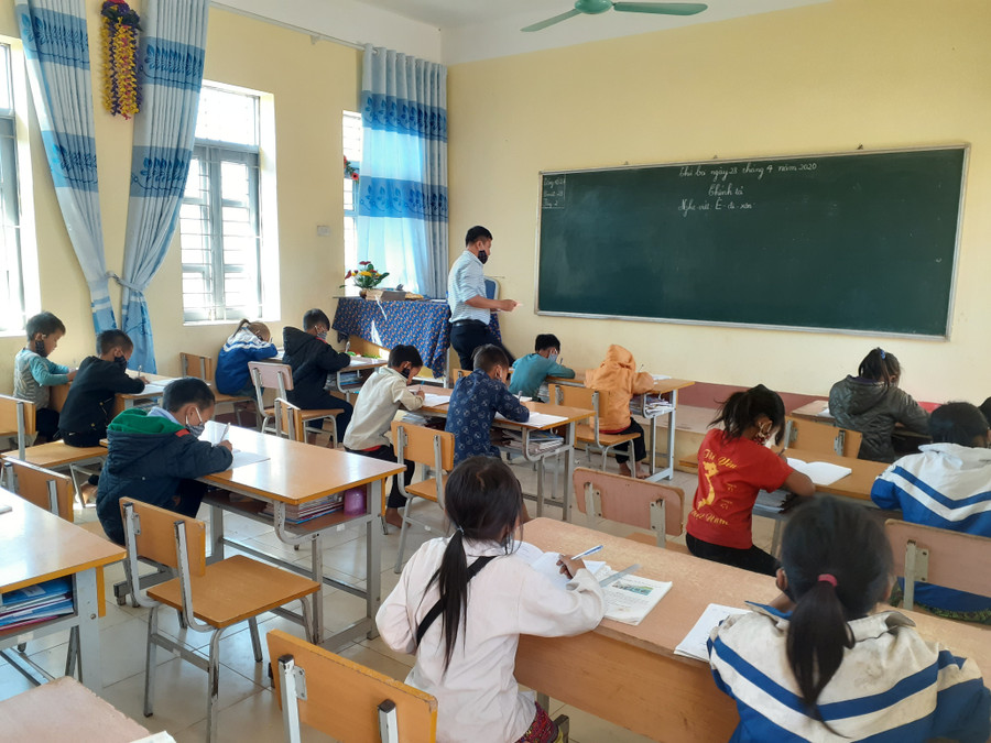 Một buổi học của thầy trò trường PTDTBT Tiểu học Nà Bủng.