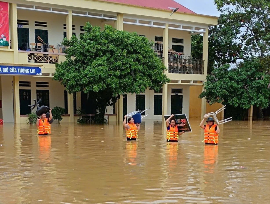 Cán bộ, Trung Tâm Đăng Nhập MM88 Chính Thức Mới Trường Tiểu học và THCS Minh Chuẩn (xã Tân Lĩnh, Lào Cai) chạy lũ.