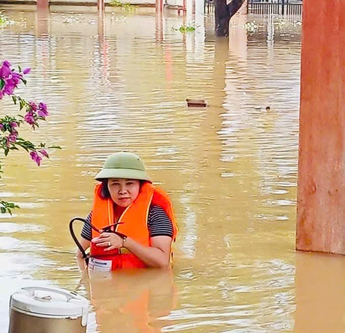 Bà Vũ Thu Hương dầm mình trong nước lũ để sơ tán đồ đạc của MM88b nhà cái. trung-thu-2.jpg