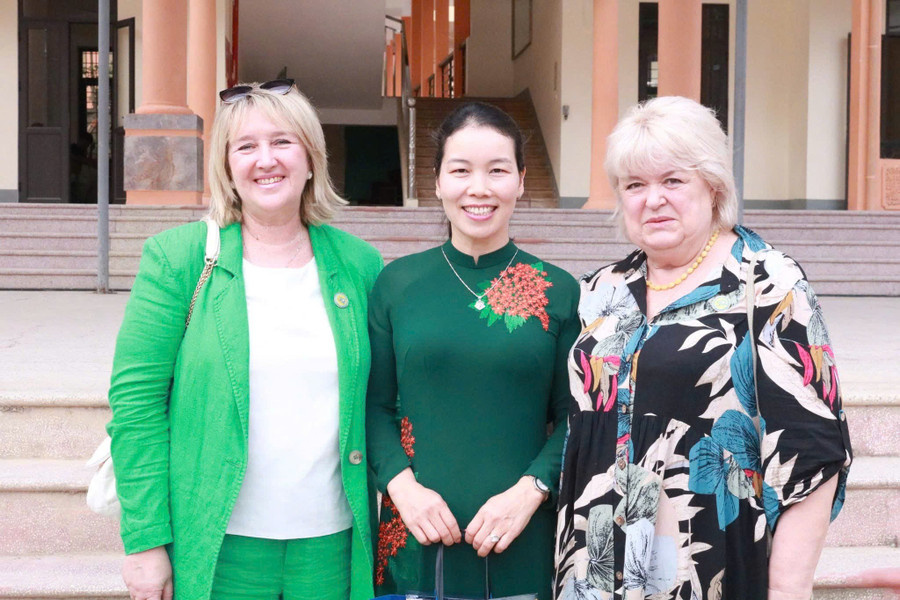 Bà Bùi Thị Anh - Hiệu trưởng Trường THPT Chuyên Lê Quý Đôn (đứng giữa) chụp ảnh lưu niệm cùng thành viên đoàn công tác thành phố Saint Petersburg. le-quy-don-1.jpg