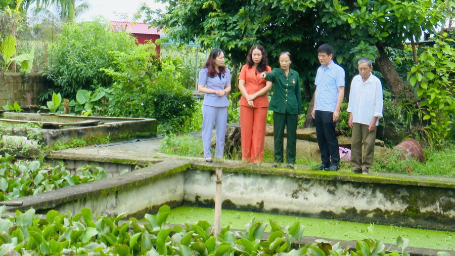 Ông Nguyễn Thái Bình, Bí thư Đảng ủy xã Thanh Nưa (thứ 2 bên trái) cùng đoàn công tác xã thăm quan mô hình kinh tế tại địa phương.