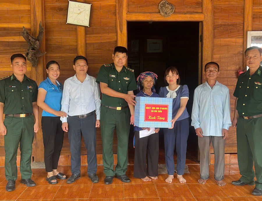 Đoàn cán bộ xã cùng các đơn vị biên phòng đóng chân trên địa bàn thăm, tặng quà gia đình bà Giàng Hà Pư, Vợ liệt sĩ Sào Ché Lòng, Bản Tả Kố Khừ. tri-an-sin-thau.jpg