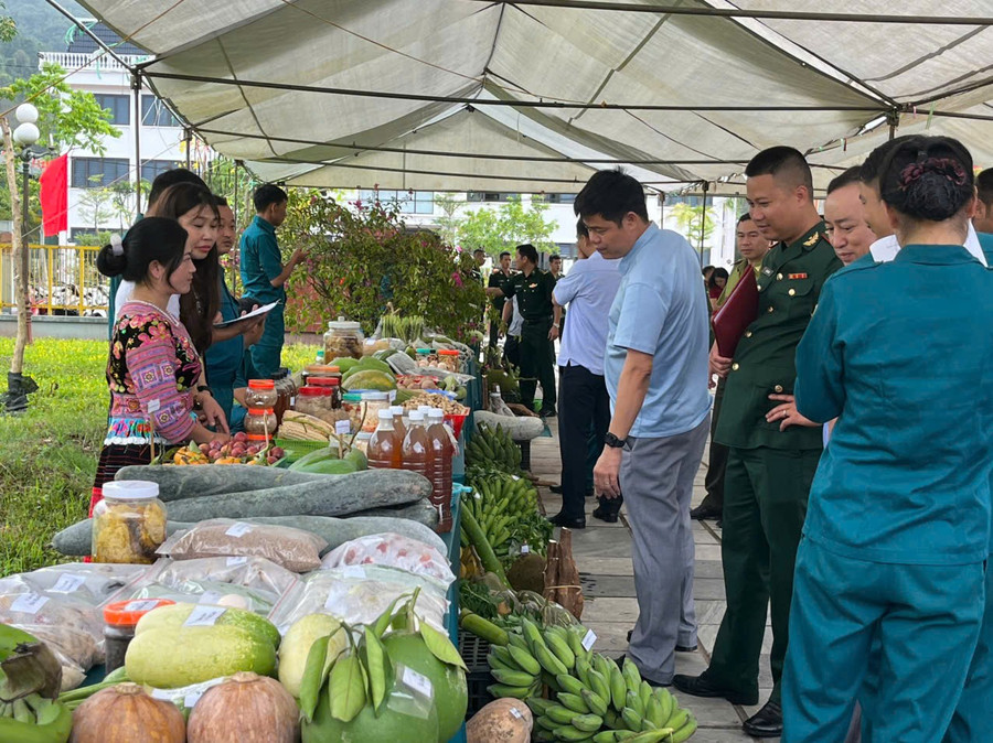 Trưng bày, giới thiệu nông sản địa phương đến với du khách. muong-nhe-2.jpg