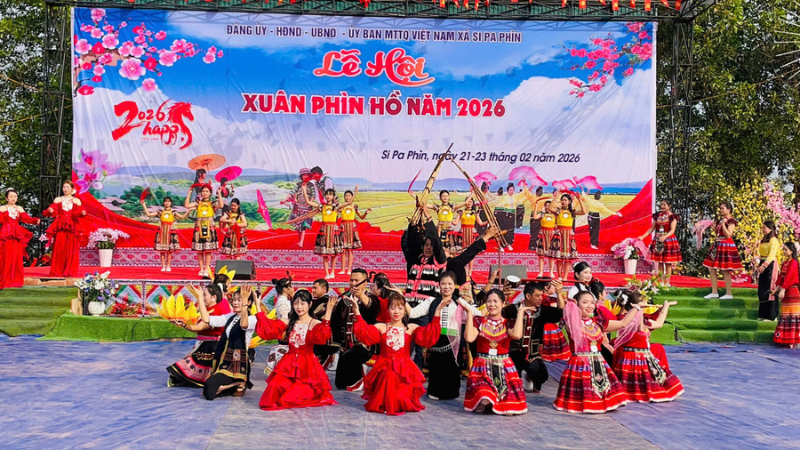 Tiết mục văn nghệ do các si-pa-phin-11.jpg