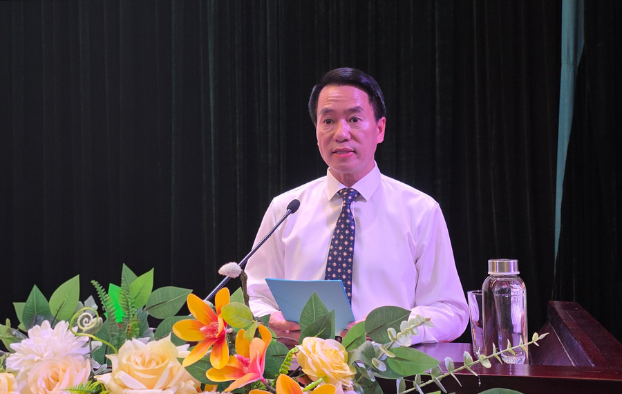 Ông Luyện Hữu Chung, Phó Giám đốc phụ trách Sở GD&ĐT Lào Cai phát biểu tại 2MM88.com trò chơi casino và slot. hoi-nghi-gd-lc-2.jpg