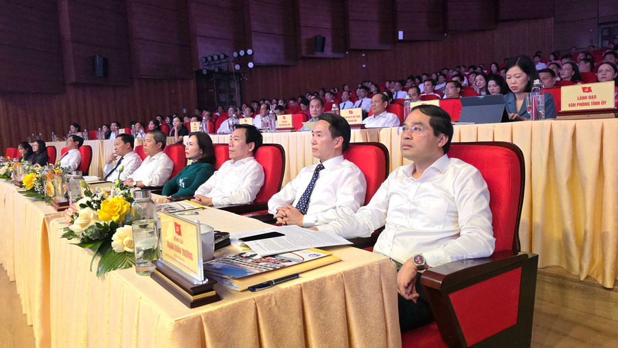 Ông Trịnh Xuân Trường (ghế đầu bên phải), Bí thư Tỉnh ủy Lào Cai dự nghị nghị. hoi-nghi-gd-lc-3.jpg