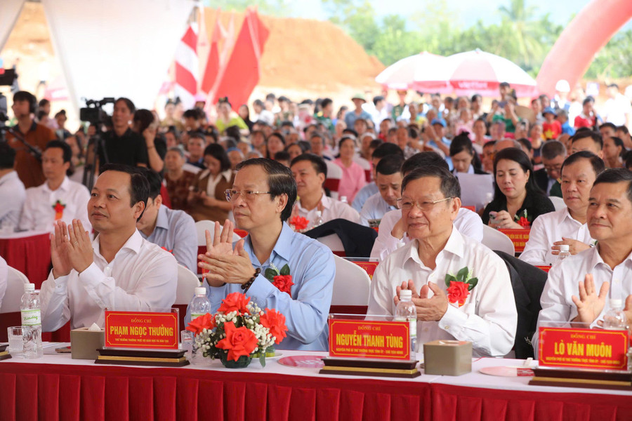 Thứ trưởng Phạm Ngọc Thưởng (thứ 2 từ bên phải sang) dự Lễ khởi công Trường phổ thông nội trú liên cấp Tiểu học và Trung học cơ sở xã Thanh Nưa (Điện Biên).