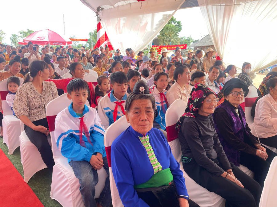 Đông đảo nhân dân địa phương dự Lễ khởi công. noi-tru-lien-cap-4.jpg