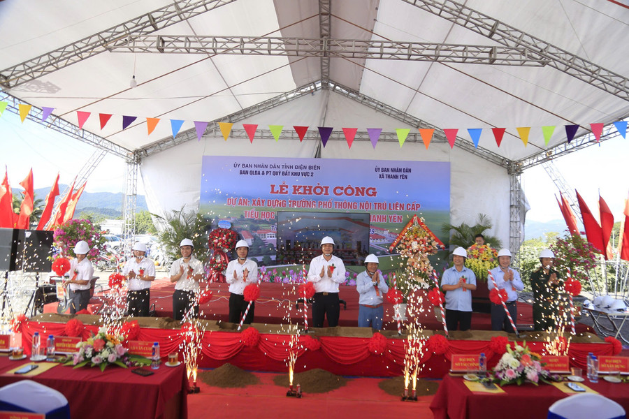 Phó Thủ tướng Lê Thành Long, Thứ trưởng Bộ GD&ĐT Phạm Ngọc Thưởng cùng các đại biểu khởi công công trình. noi-tru-lien-cap-2.jpg
