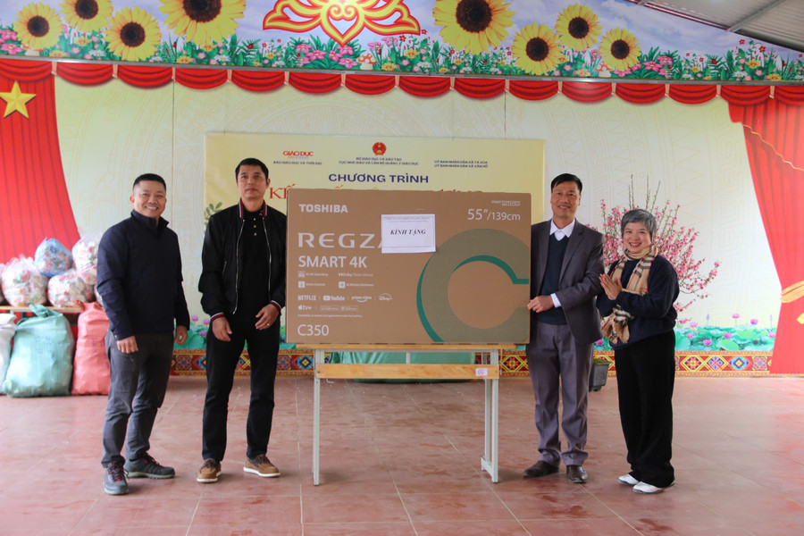 Trao tặng tivi thông minh phục vụ công tác dạy học tại Trường Tiểu học Lóng Luông, xã Vân Hồ, tỉnh Sơn La. thien-nguyen-son-la-10.jpg