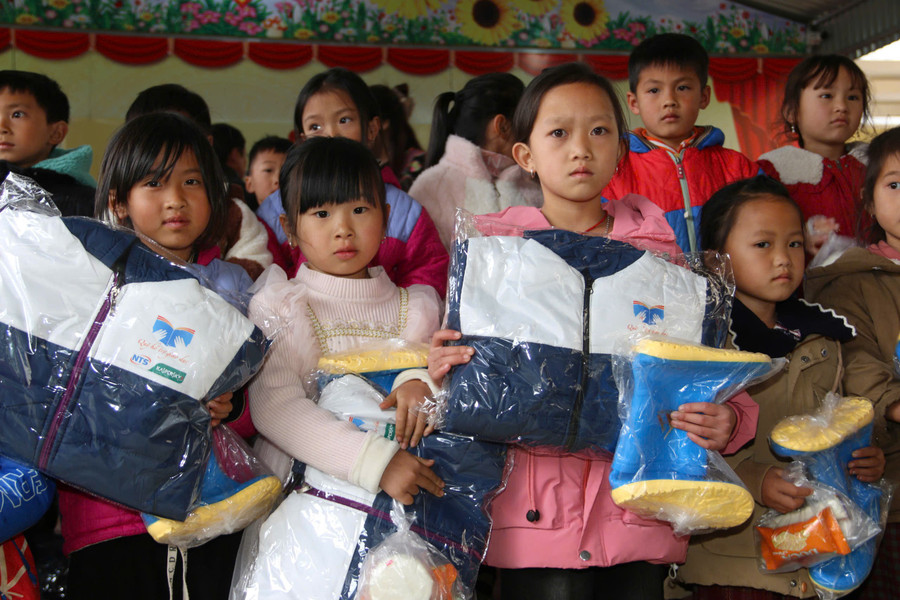 Vẻ mặt hồn nhiên của học trò vùng cao. thien-nguyen-son-la-18.jpg