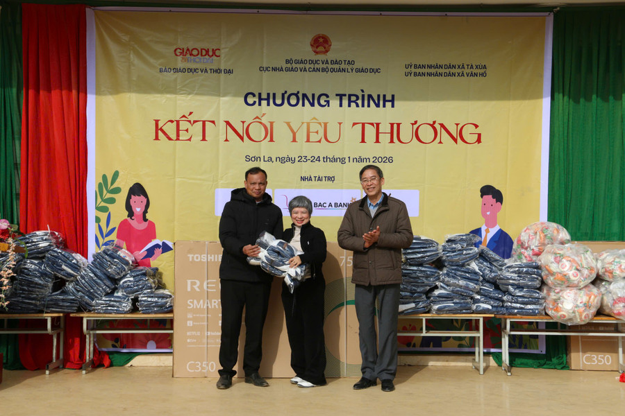 Tiến sĩ Vũ Minh Đức – Cục trưởng Cục Nhà giáo và Cán bộ quản lý giáo dục (bên phải) và Nhà báo Dương Thanh Hương - Phó Tổng Biên tập Báo Giáo dục và Thời đại (đứng giữa) trao tặng những phần quà ý nghĩa cho Trường Tiểu học Làng Chếu, xã Tà Xùa. thien-nguyen-son-la-6.jpg