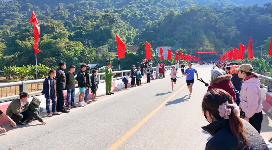 Giảm nghèo bền vững, suy cho cùng, không chỉ là thoát nghèo hôm nay, mà là tạo dựng năng lực để người dân tự tin bước tiếp ngày mai. giam-ngheo-muong-tung-24.jpg