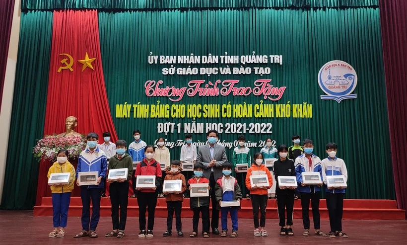 Lãnh đạo Sở GD&ĐT Quảng Trị trao tặng máy tính bảng cho MM886 slot game, bắn cá, lô đề, đá gà hoàn cảnh khó khăn trong năm học 2021 - 2022. Ảnh: Đăng Đức. Lãnh đạo Sở GD&ĐT Quảng Trị trao tặng máy tính bảng cho MM886 slot game, bắn cá, lô đề, đá gà hoàn cảnh khó khăn trong năm học 2021 - 2022. Ảnh: Đăng Đức.