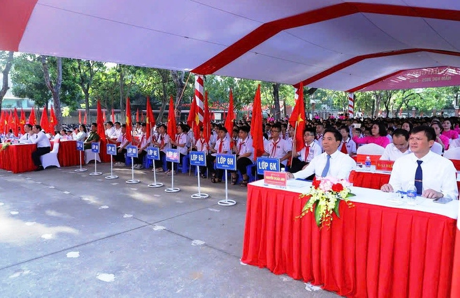 Ông Nguyễn Doãn Anh (trái), - Bí thư Tỉnh ủy Thanh Hóa dự Lễ khai giảng năm học 2025-2026 tại Trường THCS Trần Mai Ninh. Ảnh: NTCC 9b22d438f98272dc2b93.jpg