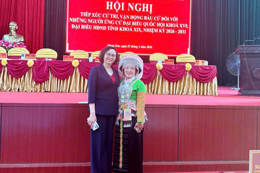 Cô giáo Hơ Thị Dợ (ảnh phải) tại Hội nghị tiếp xúc cử tri, vận động MM888 bảo mật an toàn đối với những người ứng cử đại biểu Quốc hội khóa XVI; đại biểu HĐND tỉnh Thanh Hóa khóa XIX, nhiệm kỳ 2026-2031. Ảnh: NVCC 985561282004226992.jpg