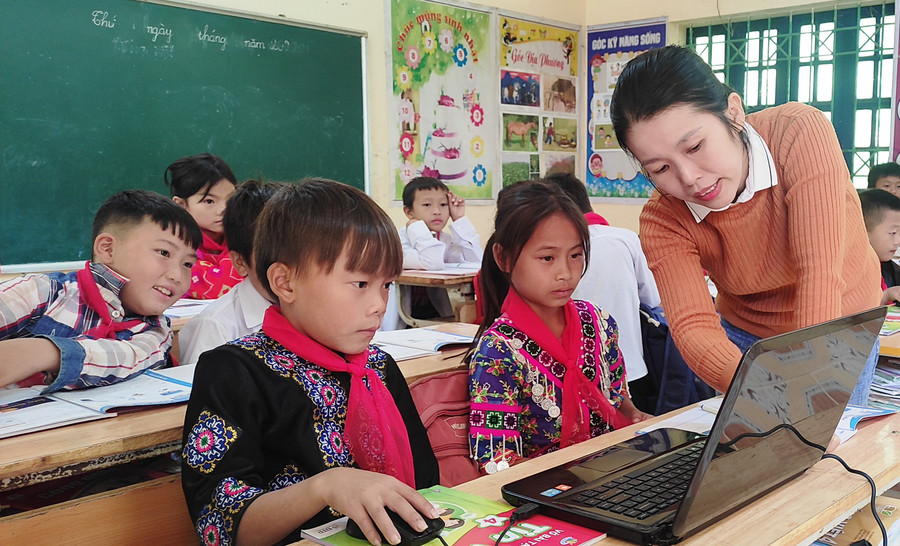 Cô và trò Trường Tiểu học Trung Lý 1 học môn Tin học.