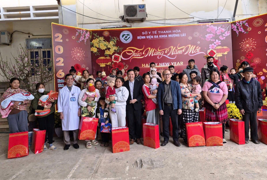 Gần 50 người nhà bệnh nhân nghèo đang điều trị ở Bệnh viện Đa khoa Mường Lát phấn chấn khi được đón nhận những phần quà Tết đầy ý nghĩa. 4-9032.jpg
