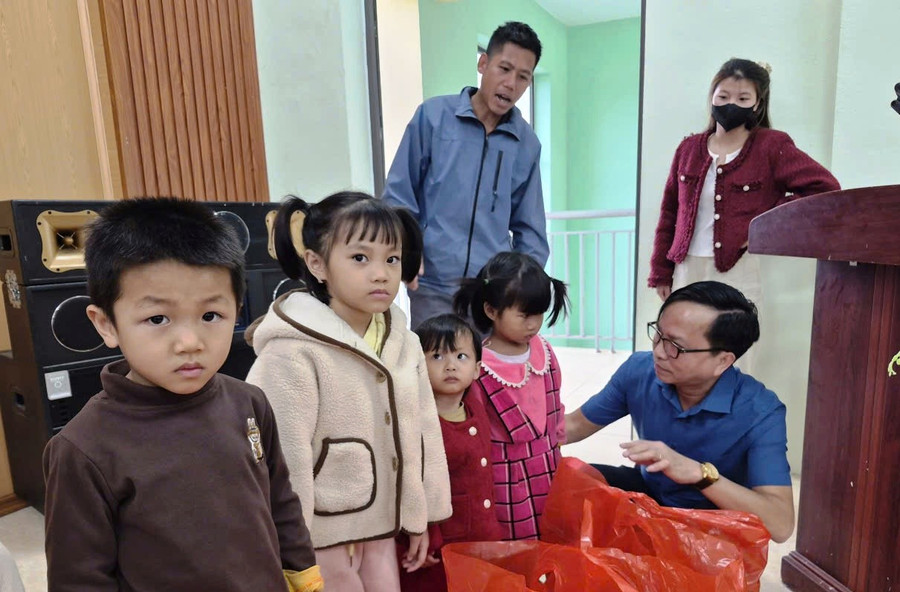 Những phần quà Tết đầy ý nghĩa kịp thời đến với trẻ mầm non khó khăn ở xã Hóa Quỳ. 2e80a46880730e2d5762.jpg