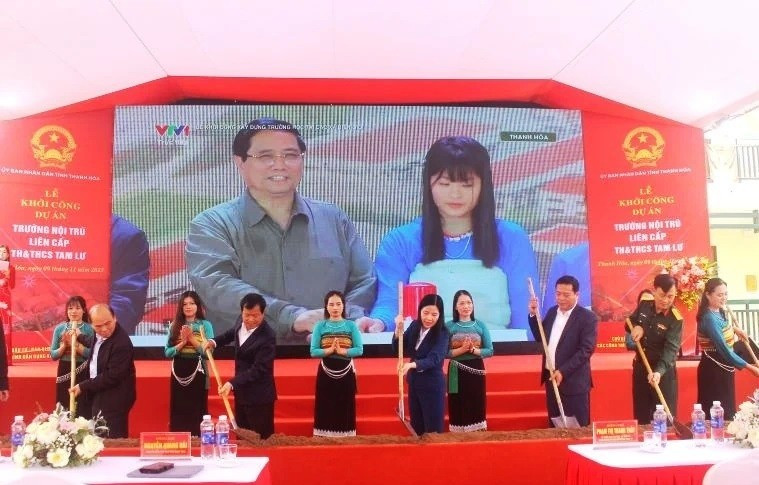 Các đại biểu thực hiện nghi thức động thổ khởi công công trình Trường nội trú liên cấp Tiểu học và THCS Tam Lư, tỉnh Thanh Hóa. 202d0103350t1800l1-a7.jpg