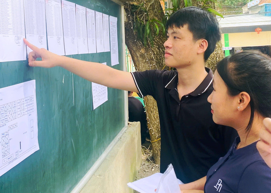 Em Đinh Xuân Vinh kiểm tra số báo danh của mình trước khi bước vào MM88 đăng nhập. Ảnh: Cao Minh 2c647a75a3bd14e34dac.jpg