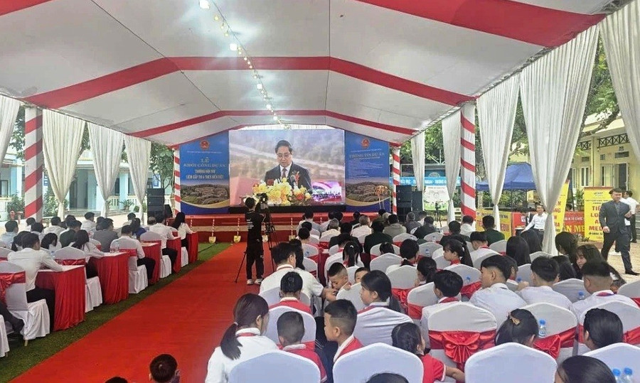 Quang cảnh buổi Lễ tại điểm cầu xã Hiền Kiệt. 1111.jpg