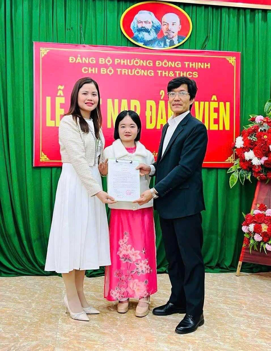 Thầy Lê Bá Lực - Bí thư chi bộ, Hiệu trưởng Trường TH&THCS Đông Thịnh (TP Thanh Hóa) trao quyết định cho cô giáo Lê Thị Thắm. Ảnh: NVCC 122a3c8a-2321-475e-952d-b5f21d2d6945.jpg