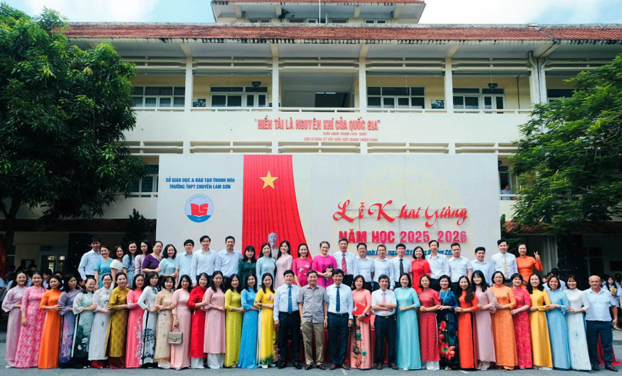 Tập thể lãnh đạo, Trung Tâm Đăng Nhập MM88 Chính Thức Mới Trường THPT chuyên Lam Sơn. Ảnh: NTCC 6dda3ab0-a892-4680-be3c-72aef573d688.jpg