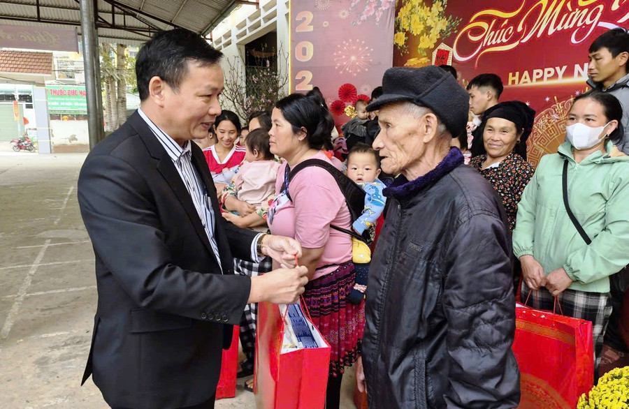 Ông Hồ Văn Trọng - Giám đốc Bệnh viện Đa khoa Mường Lát tặng quà Tết cho bệnh nhân. 6.jpg