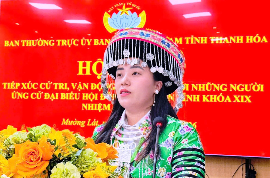 Cô giáo Lâu Thị Dính tại buổi tiếp xúc cử tri chiều ngày 2/3 ở xã Mường Lát. Ảnh: NVCC 2057342330599299250.jpg