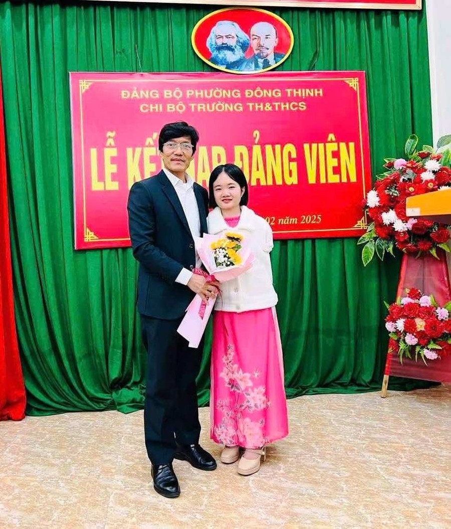 Đảng viên mới Lê Thị Thắm được Hiệu trưởng MM88b nhà cái tặng hoa. Ảnh: NVCC 467a45f3-1845-4fe0-b803-9b1b1566efde.jpg