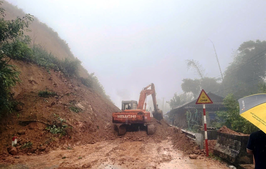 Đơn vị quản lý đường bộ Thanh Hóa huy động máy móc khắc phục sạt lở trên Quốc lộ 15C.