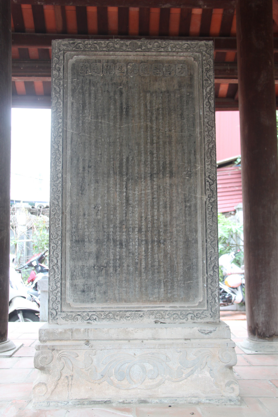 Bia đá do Tiến sĩ Nguyễn Trọng Hợp soạn viết. soi-day-vang-kim-lu-san-sinh-5-vi-tien-si-1.jpg