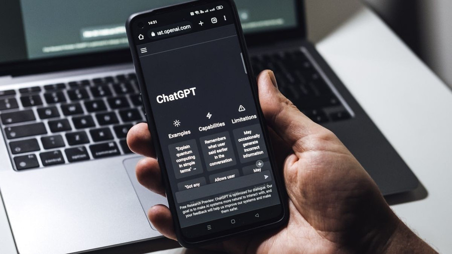 Mọi người đặt câu hỏi cho ChatGPT. chatbot-ai-tai-dinh-hinh-viec-tim-kiem-thong-tin-1.jpg